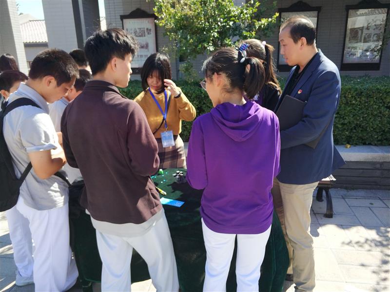 8 黄鹏副校长对活动密切关注.jpg 8 黄鹏副校长对活动密切关注.jpg